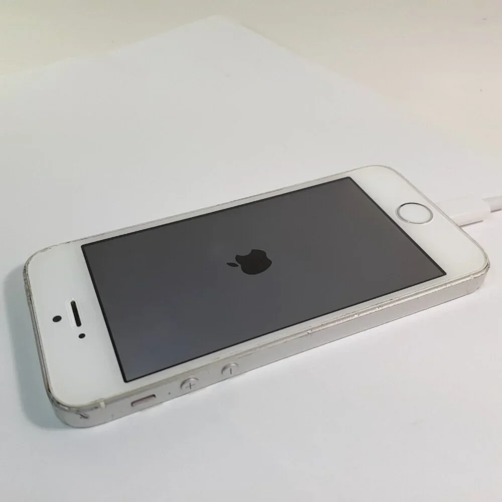 Apple iPhone SE 1st Generation (A1662 [WHITE-SILVER)-(Selling For parts only)